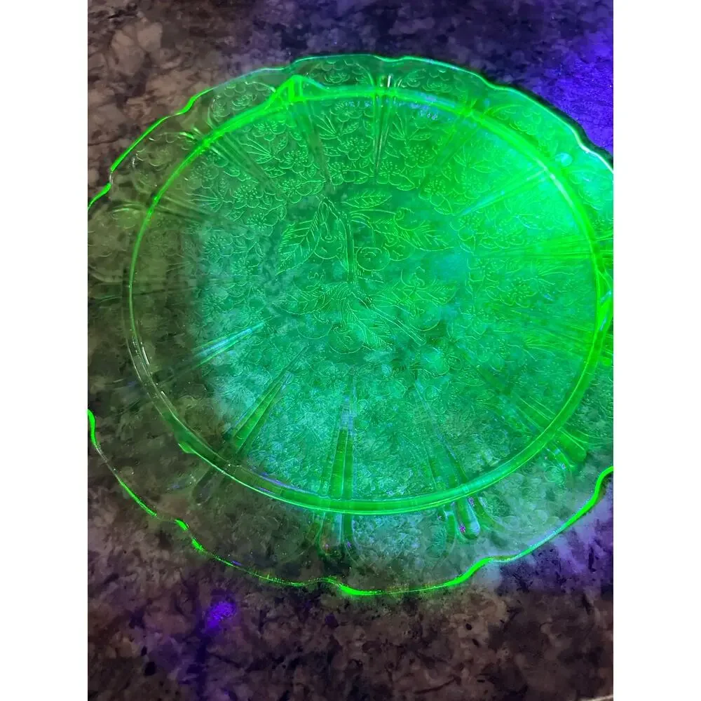 This beautiful Cake Plate is made out of depression/uranium glass.‎